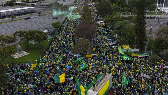 Simpatizantes del presidente brasileño Jair Bolsonaro participando en una protesta para pedir una intervención federal frente al Cuartel General de las Fuerzas Armadas de Brasil en Sao Paulo, Brasil, el 2 de noviembre de 2022. (Foto de Miguel SCHINCARIOL / AFP)