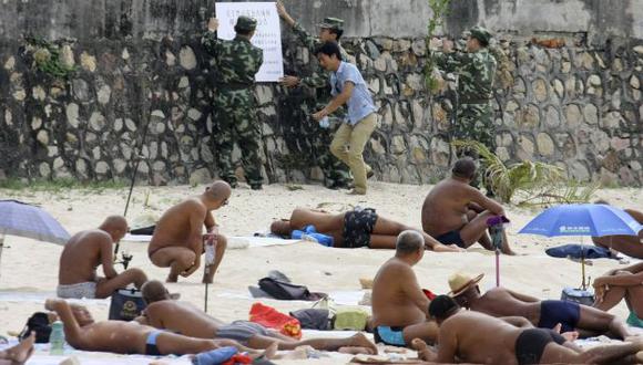 China le declara la guerra al nudismo en las playas. (Reuters)