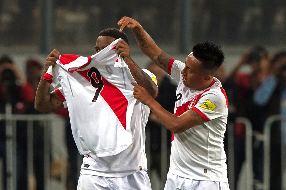 El gol de Farfán derramó las lágrimas de los hinchas peruanos por la emotiva celebración. (AFP)