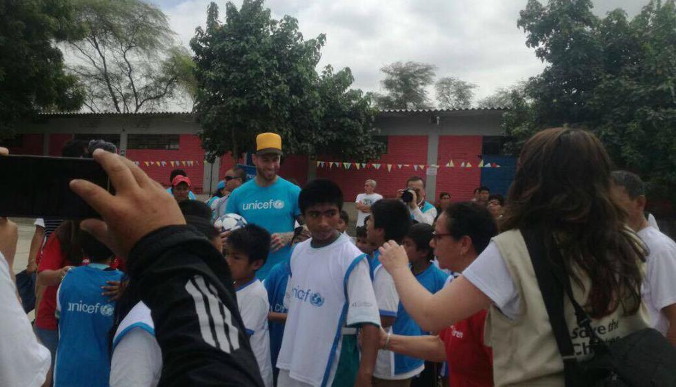 Sergio Ramos con los niños del norte del país. (Jorge Merino)
