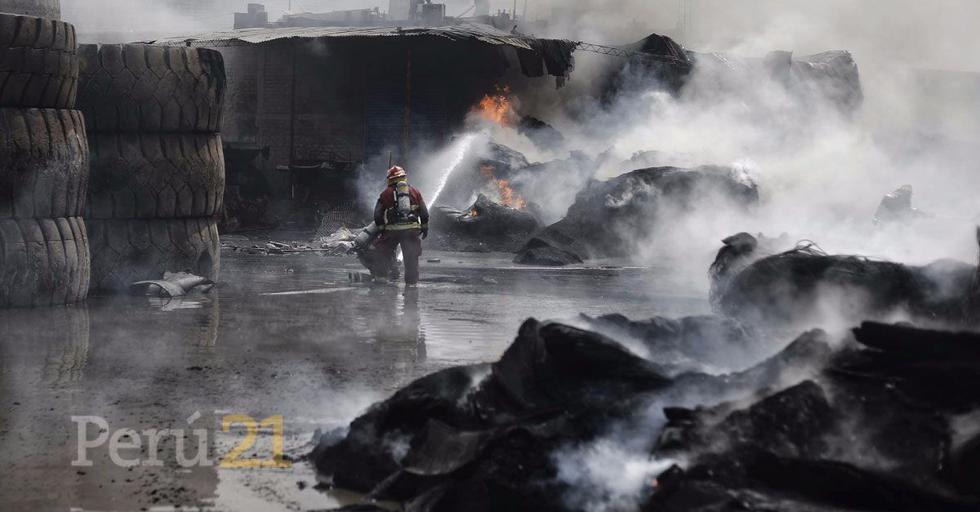 Incendio consume almacén clandestino de llantas en Trapiche (Renzo Salazar/Perú21)