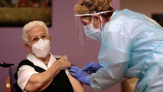 Una mujer de 96 años, primera vacunada contra el coronavirus en España