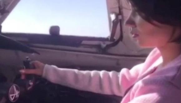 En el video se muestra a una mujer joven vestida con una camisa rosa tomando los controles de un avión en pleno vuelo. (Foto: Captura)