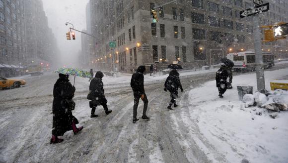 Cubiertos de blanco. Nueva York acumuló hasta 24 centímetros de nieve por tormenta ‘Pax’. (EFE)