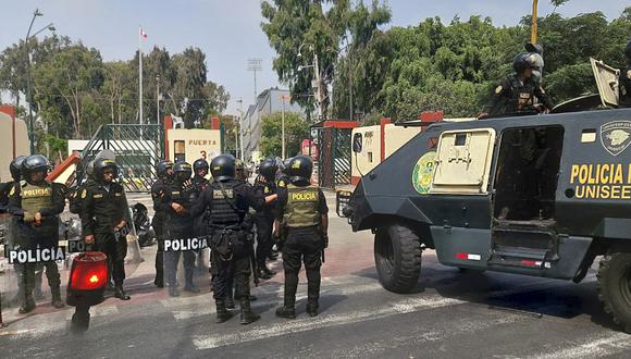 La policía antidisturbios ingresó al campus de la Universidad de San Marcos en Lima el 21 de enero de 2023 para confrontar y arrestar a los alborotadores que se esconden en las instalaciones. (Foto por Carlos MANDUJANO / AFP)