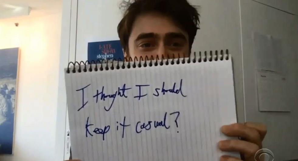 Daniel Radcliffe enseñó, además, a Stephen Colbert qué es lo que está realizando en esta cuarentena.(Captura de pantalla)