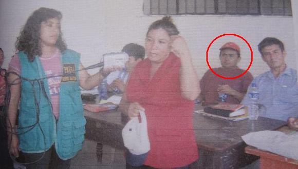 24 de noviembre de 2005: Santos (gorro rojo) observa a Petronila Vargas (blusa roja) en juicio popular. (Difusión)