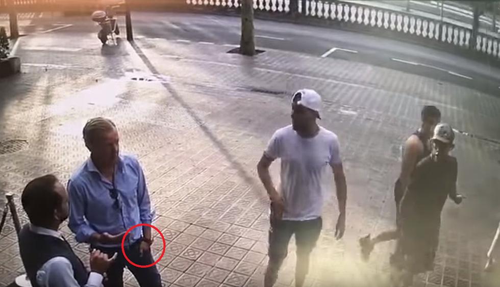 Tres sujetos se percataron del reloj del turista. (YouTube: Crónica Global)