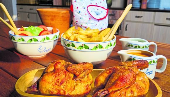 La buena mesa. Deliciosos y crocantes pollos a la brasa de la Granja Azul acompañados de clásica ensalada, papas fritas, mayonesa de la casa y cremas. A pedir de boca. (Foto: Pocho Cáceres)