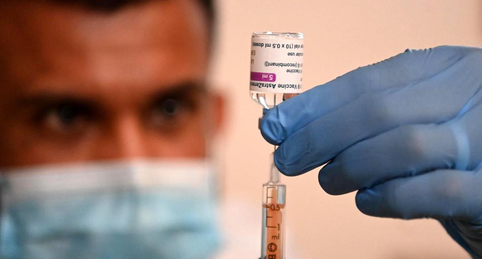Imagen referencial. Un hombre prepara una dosis de la polémica vacuna contra el coronavirus de Oxford-AstraZeneca. EFE