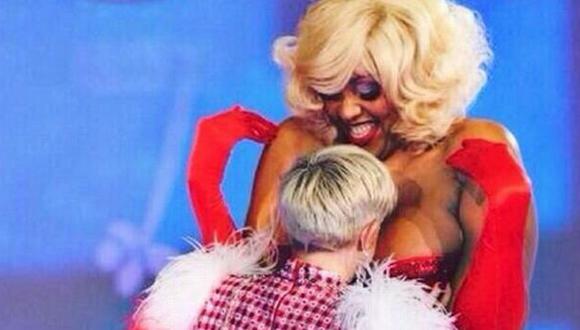 Miley Cyrus restriega su rostro entre senos de una modelo. (Twitter)