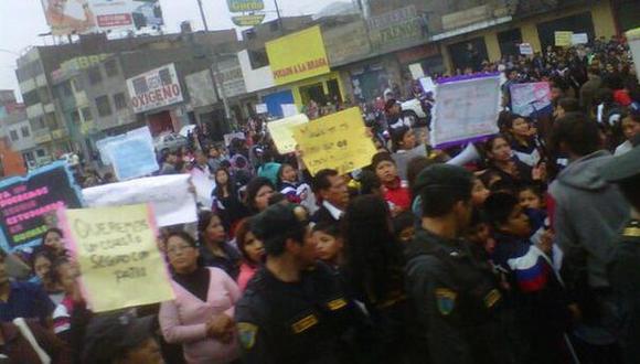 Escolares impiden salida de buses de la estación Naranjal. (@AlanAguilarO)