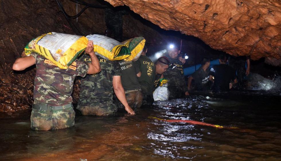 Los 12 niños miembros de un equipo de fútbol y su entrenador atrapados en una cueva inundada en Tailandia desde hace más de nueve días fueron "hallados sanos y salvos". (Foto: EFE)