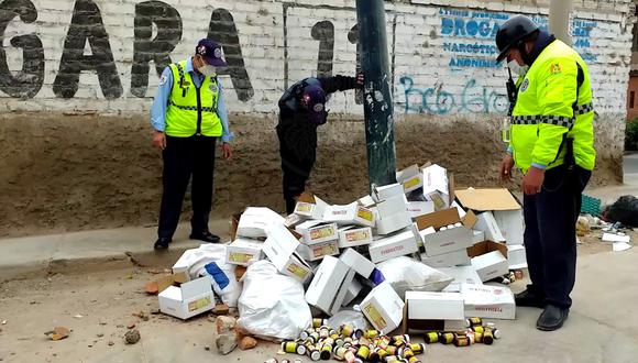En total se hallaron unas 60 cajas y cada una contenía 24 pomos en el cruce del jirón Isaac Recavarren y la calle José María Eguren.  (Municipalidad de Surco)