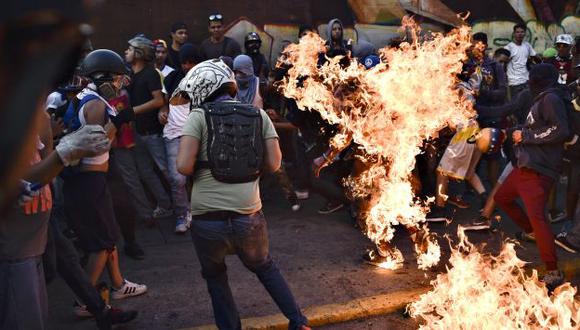 Hombre fue quemado vivo durante protestas en Venezuela contra Nicolás Maduro (AFP).