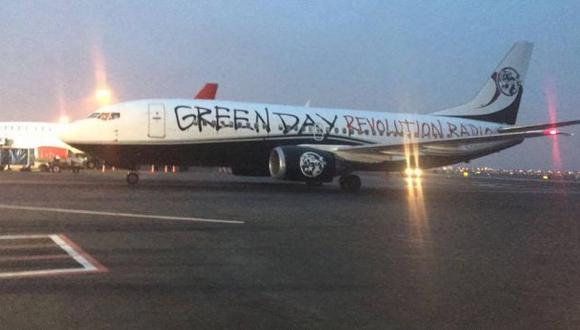 El avión del grupo liderado por Billie Joe Armstrong arrivó al aeropuerto Jorge Chávez, y ya se encuentra en su hotel. (Facebook/ Move Concerts Perú)