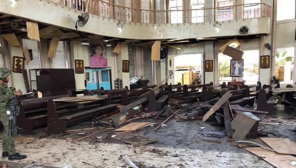Una foto distribuida por las Fuerzas Armadas de Filipinas muestra escombros dentro de una iglesia católica donde explotaron dos bombas en la ciudad de Jolo. (Foto: EFE)