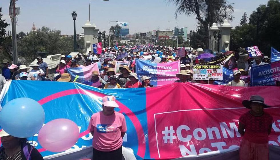 Así se desarrolla la marcha en Arequipa (Facebook: Con mis hijos no te metas)