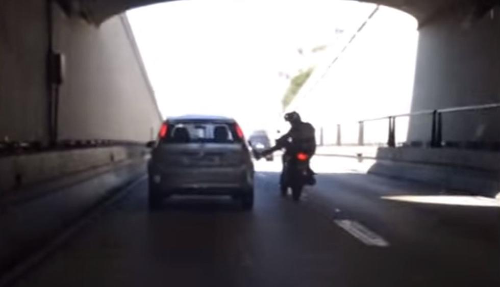 El motociclista quiso cobrar justicia, pero no tomó en cuenta algo importante. (YouTube: Antonio Borba)