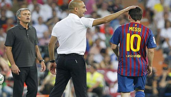 Guardiola y Messi. Mourinho aparece en la escena. (AP)