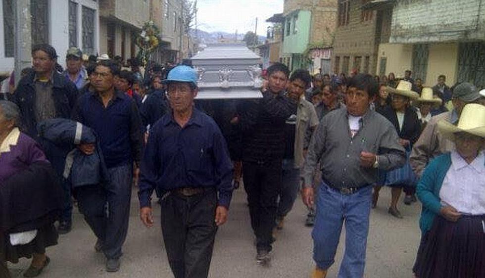 Cientos de pobladores de Cajamarca dieron el último adiós a Fidel Flores Vásquez, quien falleció el último jueves tras ser abatido por la Policía al evitar el desalojo de su vivienda. (Facebook Cajamarca Reporteros)