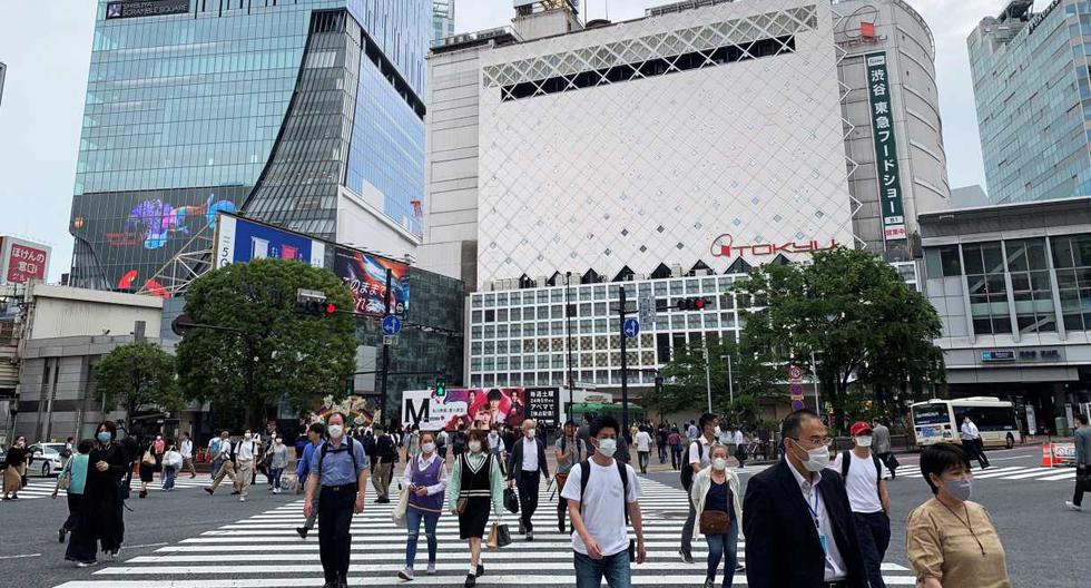 Imagen referencial. En la imagen, personas son vistos cruzando una avenida en Tokio, Japón. (EFE/Antonio Hermosín).
