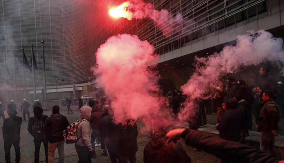 Tensión en Bruselas en una manifestación contra el pacto de la ONU sobre migración. (Foto: EFE).