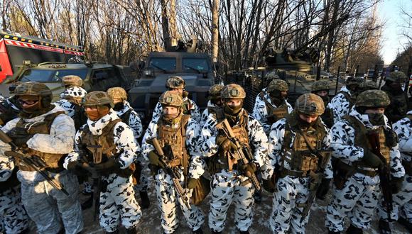 Militares de Ucrania participan en ejercicios tácticos y especiales conjuntos en la ciudad fantasma de Pripyat, cerca de la planta de energía nuclear de Chernóbil, el 4 de febrero de 2022. (Sergei Supinsky / AFP).