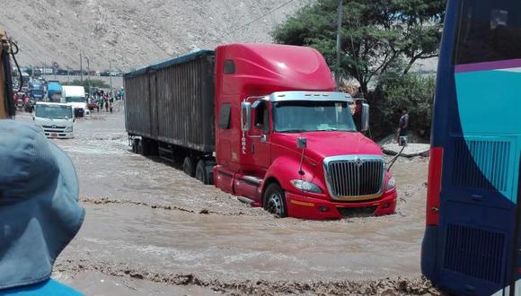 Huaico bloquea pase vehicular en la Panamericana Sur en Camaná. (Foto: Indeci)