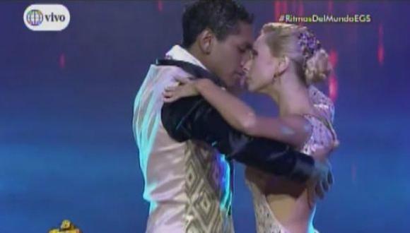 Belén y su pareja se enlazaron en la pista de baile al ritmo de tango. (Foto: Captura de América TV)