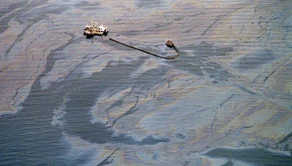 Una operación de desnatado de petróleo funciona en una mancha de petróleo pesado, una semana después del desastre que ocurrió cuando el petrolero Exxon Valdez encalló el 24 de marzo de 1989. (Foto de CHRIS WILKINS / AFP)