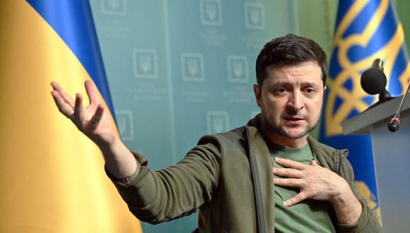 El presidente de Ucrania, Volodymyr Zelensky, hace un gesto mientras habla durante una conferencia de prensa en Kiev el 3 de marzo de 2022. (Foto de Serguéi SUPINSKY / AFP)