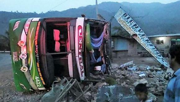Un muerto y 25 heridos dejó el despiste y volcadura de un bus en Chanchamayo. (Andina)
