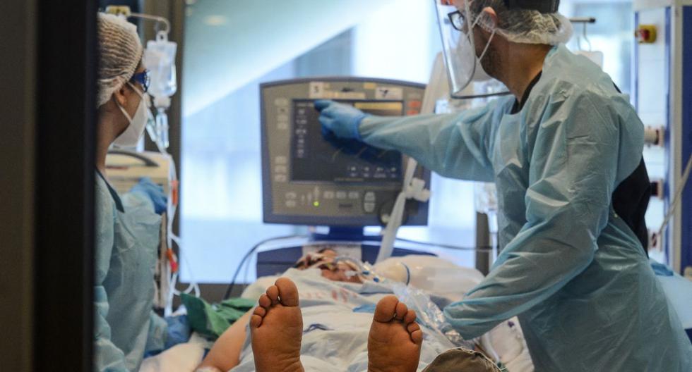 Enfermeras revisan a un paciente infectado de coronavirus COVID-19 en la Unidad de Cuidados Intensivos (UCI) del Hospital Guillermo Grant Benavente en Concepción, Chile, el 12 de abril de 2021.(Foto de GUILLERMO SALGADO SANCHEZ / AFP).
