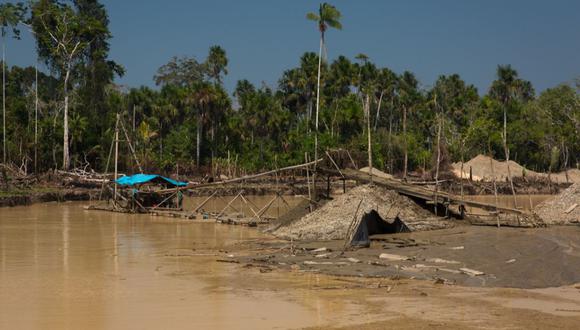 Los delitos ambientales que se cometen a diario en el Perú y, particularmente, en nuestra Amazonía e incluyen, entre otros, a la tala ilegal, la minería ilegal y el tráfico ilegal de vida silvestre.