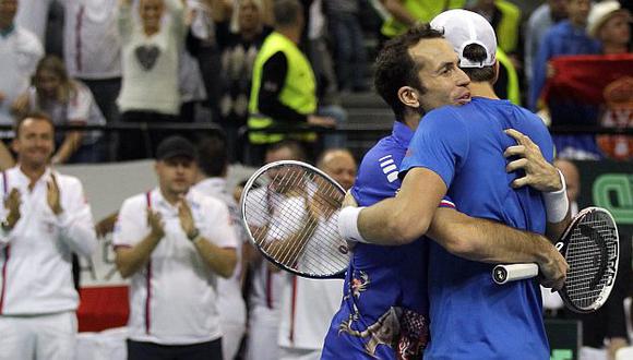 Checos festejan tras ganar en dobles. (AP)