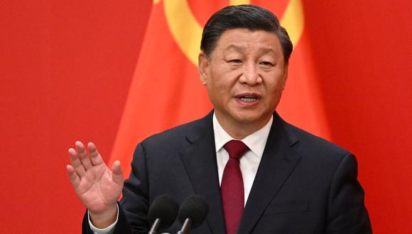 El presidente de China, Xi Jinping, habla después de presentar a los miembros del nuevo Comité Permanente del Politburó del Partido Comunista Chino, el máximo órgano de toma de decisiones de la nación, en el Gran Salón del Pueblo en Beijing el 23 de octubre de 2022. (Foto de Noel CELIS / AFP)