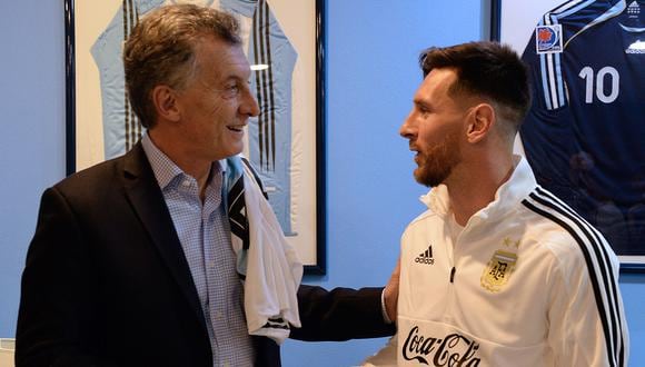 Mauricio Macri, en 2018, cuando era presidente de Argentina, se reúne con el delantero de la selección de su país, Lionel Messi, en las instalaciones de la Asociación Argentina de Fútbol (AFA) en Ezeiza, Buenos Aires. (Foto: AFP/Archivo)