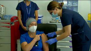 “Estoy emocionada”: auxiliar de enfermería recibe primera vacuna en Chile contra el COVID-19