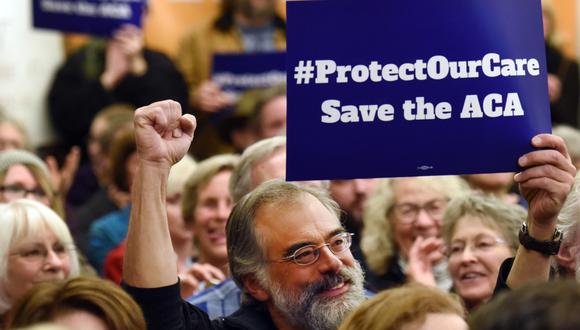 Imagen de archivo de un grupo de personas se manifiestan en apoyo de la Ley de Cuidado de Salud a Bajo Precio (ACA) en Denver, Colorado. (Chris Schneider / AFP)