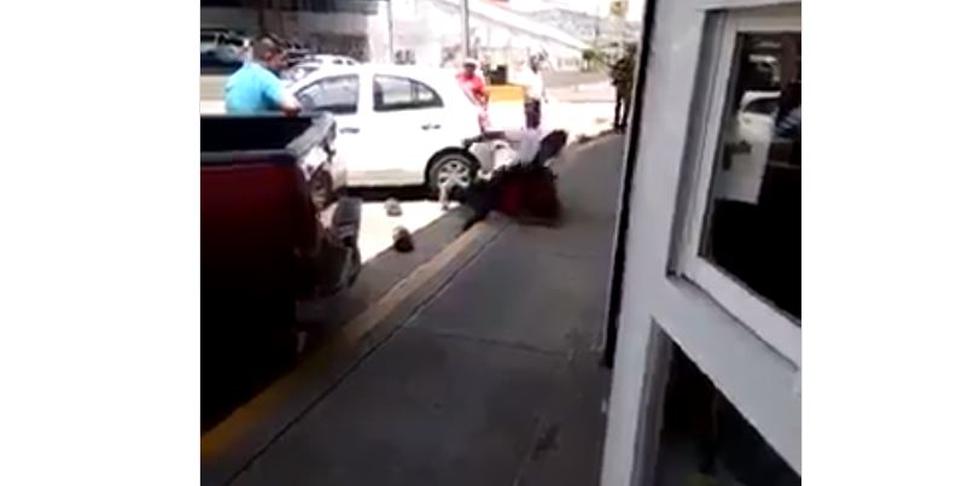 Hombre dio paliza a sujeto que golpeó brutalmente a perro callejero en México. (Facebook)