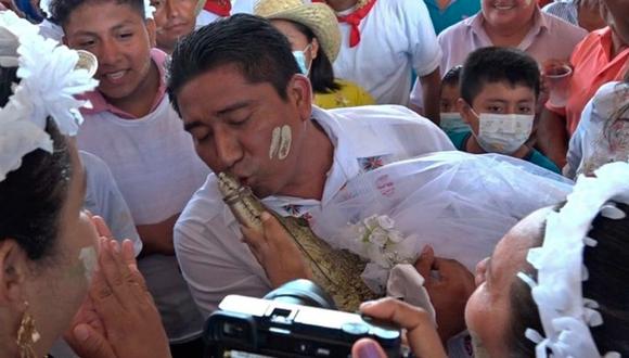El alcalde de un municipio en México contrajo matrimonio con un caimán hembra. (Foto: Twitter)