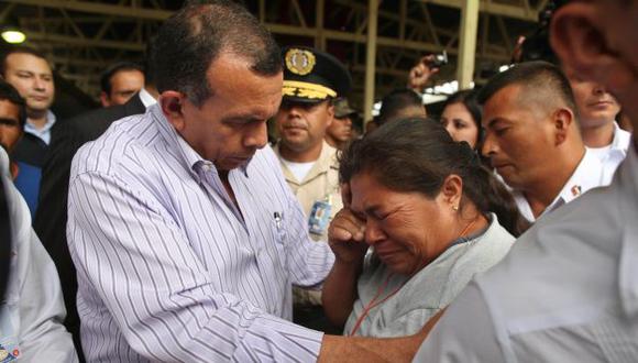 El presidente Porfirio Lobo consuela a un familiar de uno de los presos fallecidos. (AP)