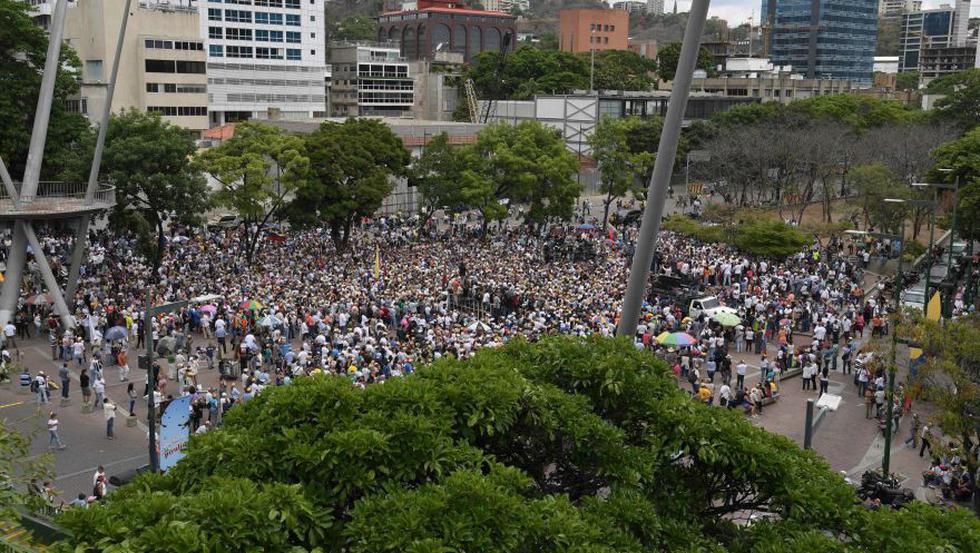 Una modesta multitud de venezolanos salió el sábado a las calles para mostrar su apoyo a la Asamblea Nacional liderada por la oposición. (Foto: AFP)
