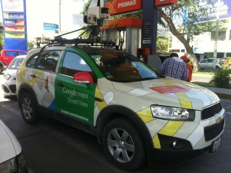 Vehículo de Google haciendo una parada para conseguir gasolina. (Foto: @cocoskp)