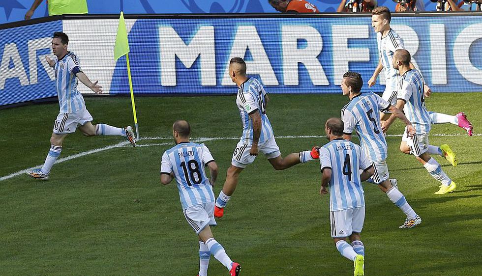 Con un fuerte remate de fuera del área de Lionel Messi, Argentina logró el triunfo y la clasificación a octavos. (Reuters)