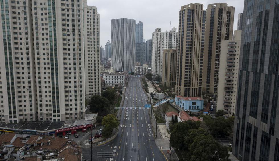 Desde hace más de una semana, los pocos habitantes de Shanghái que se atreven a salir fuera se encuentran con una escena surrealista: una ciudad tranquila, silenciosa y desierta por el coronavirus. (AFP).