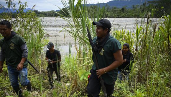 Guardias indígenas Cofán recorren su territorio para denunciar el ingreso de cazadores y empresas mineras y petroleras a sus tierras en Sinangoe, Ecuador, el 11 de septiembre de 2022. (Foto de Rodrigo BUENDIA / AFP)