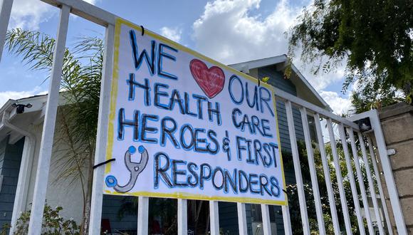 Un mensaje de agradecimiento para los trabajadores médicos se muestra en la puerta de una casa en Culver City, California. (Foto: AFP/Chris Delmas)