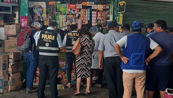 Equipos de la Policía Nacional y del Ministerio Público realizaron operativos en mercado de La Victoria.